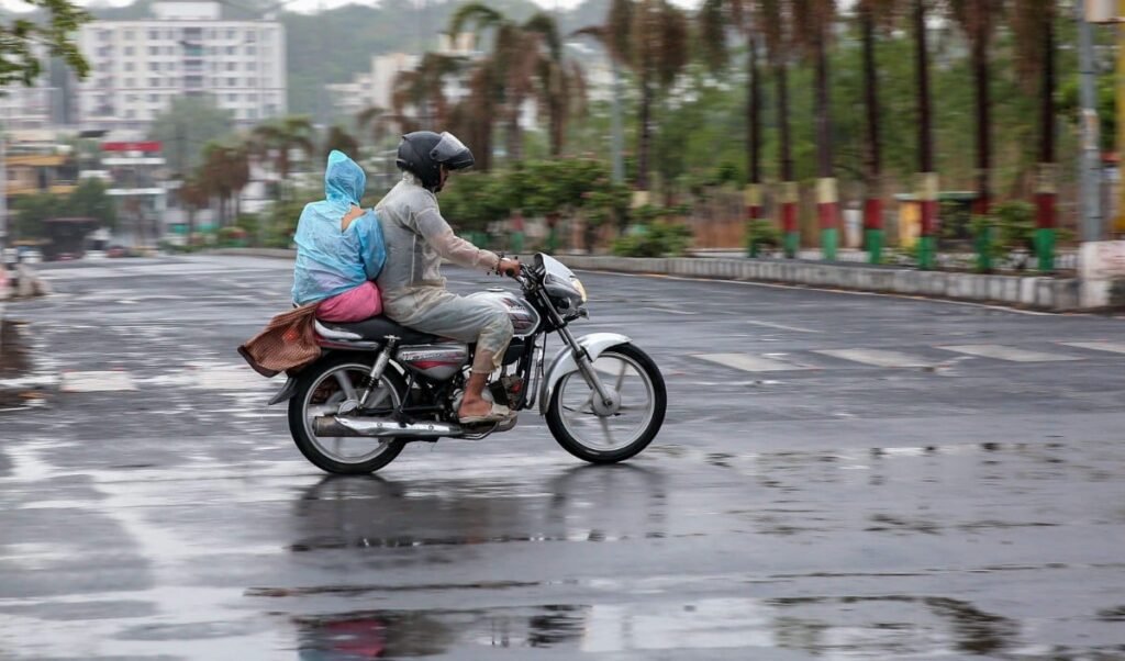 Monsoon Heavy Rainfall Alert | देश में फिर एक्टिव हुआ मानसून, मध्य और दक्षिण भारत में भारी बारिश और आंधी-तूफान का अलर्ट Monsoon Heavy Rainfall Alert | देश में फिर एक्टिव हुआ मानसून, मध्य और दक्षिण भारत में भारी बारिश और आंधी-तूफान का अलर्ट