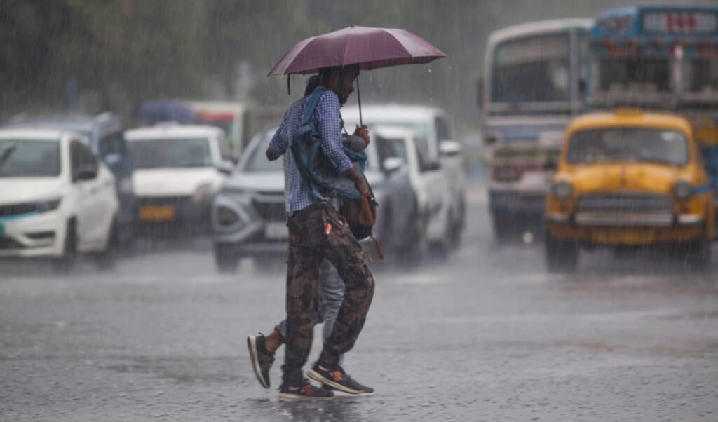 Mumbai Heavy Rain | मुंबई में मानसून की धमाकेदार दस्तक! भीषण उमस से मिली राहत, दो दिनों के लिए ‘येलो अलर्ट’ जारी Mumbai Heavy Rain | मुंबई में मानसून की धमाकेदार दस्तक! भीषण उमस से मिली राहत, दो दिनों के लिए ‘येलो अलर्ट’ जारी