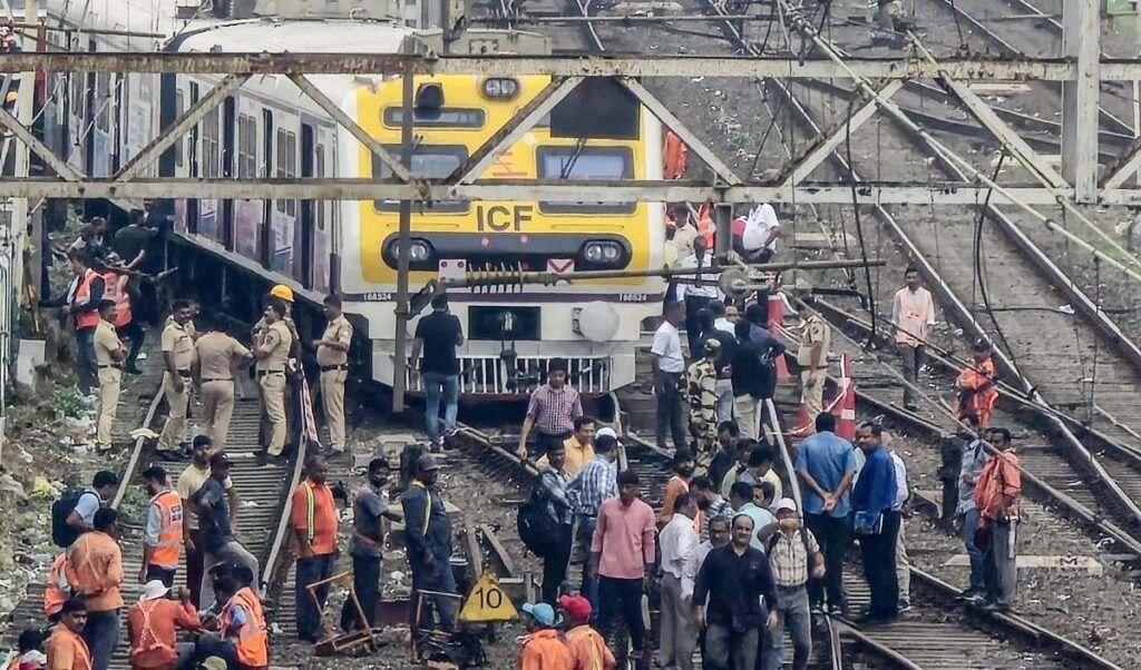 Mumbai local Services Affected | ओवरहेड तार में फंसा कपड़ा, हार्बर लाइन की सर्विस ठप होने से पीक आवर्स में मचा हाहाकार Mumbai local Services Affected | ओवरहेड तार में फंसा कपड़ा, हार्बर लाइन की सर्विस ठप होने से पीक आवर्स में मचा हाहाकार