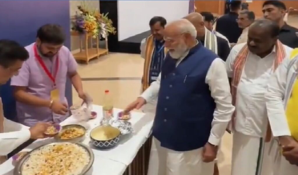 NDA नेताओं ने PM मोदी को दी बधाई, भारत मंडपम में झालमुड़ी का आनंद लिया