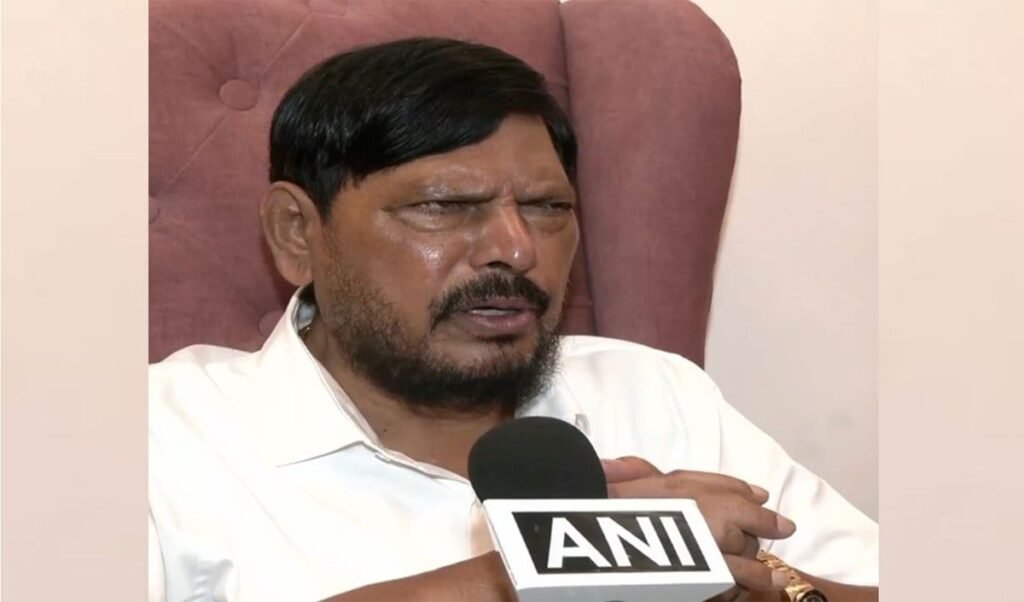 NDA पर क्षेत्रीय दलों को तोड़ने का आरोप? Ramdas Athawale ने दिया अपनी Party का उदाहरण NDA पर क्षेत्रीय दलों को तोड़ने का आरोप? Ramdas Athawale ने दिया अपनी Party का उदाहरण