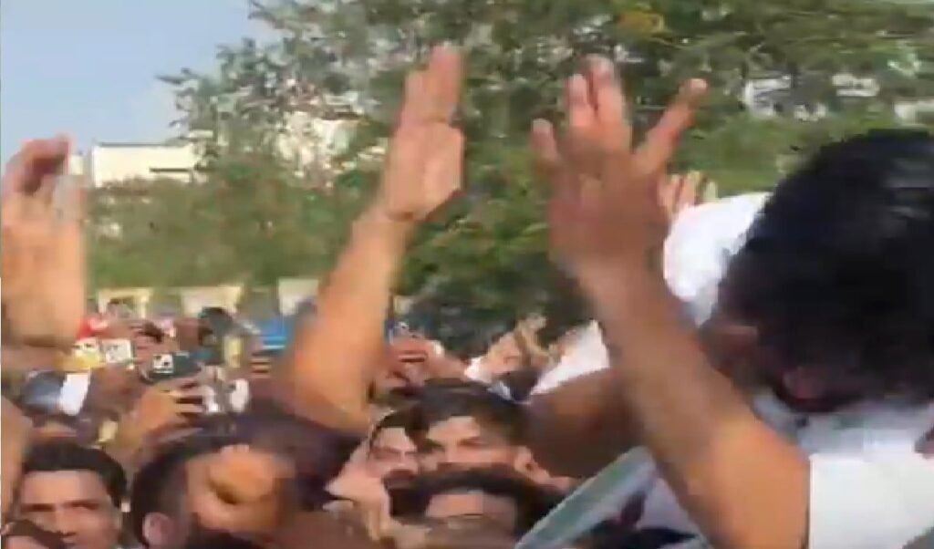 NEET Protest के बीच Jaipur में हाई-वोल्टेज ड्रामा, CJP नेता Abhijeet Dipke को थप्पड़ के बाद हंगामा NEET Protest के बीच Jaipur में हाई-वोल्टेज ड्रामा, CJP नेता Abhijeet Dipke को थप्पड़ के बाद हंगामा