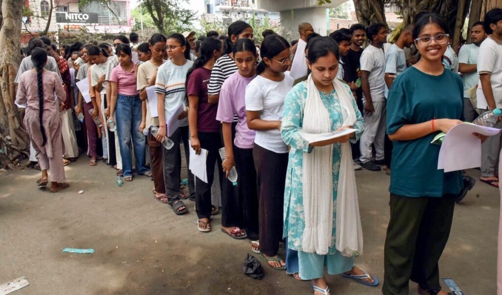 NEET UG 2026 Re Exam: कड़ी सुरक्षा में एग्जाम संपन्न, कई सवालों ने छुड़ाए 22 लाख छात्रों के पसीने NEET UG 2026 Re Exam: कड़ी सुरक्षा में एग्जाम संपन्न, कई सवालों ने छुड़ाए 22 लाख छात्रों के पसीने