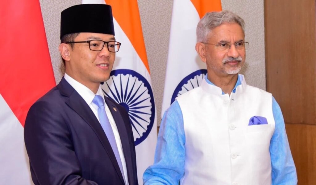 New Delhi में S Jaishankar की इंडोनेशियाई विदेश मंत्री Sugiono से वार्ता, Defence-Trade समेत कई क्षेत्रों में बढ़ेगा सहयोग New Delhi में S Jaishankar की इंडोनेशियाई विदेश मंत्री Sugiono से वार्ता, Defence-Trade समेत कई क्षेत्रों में बढ़ेगा सहयोग