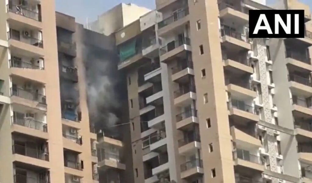 Noida Massive Fire | नोएडा सेक्टर 119 की हाईराइज बिल्डिंग में AC फटने से मचा हड़कंप, फ्लैट में लगी भीषण आग