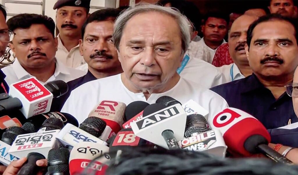 Odisha Pension Crisis: नवीन पटनायक ने CM माझी को घेरा, ‘तकनीकी खराबी’ पर उठाए तीखे सवाल Odisha Pension Crisis: नवीन पटनायक ने CM माझी को घेरा, ‘तकनीकी खराबी’ पर उठाए तीखे सवाल