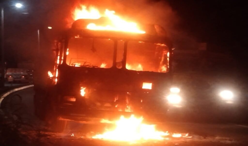 Odisha के Sundergarh में भीषण Truck Accident, टक्कर के बाद आग का गोला बने ट्रक, दो ड्राइवर जिंदा जले Odisha के Sundergarh में भीषण Truck Accident, टक्कर के बाद आग का गोला बने ट्रक, दो ड्राइवर जिंदा जले