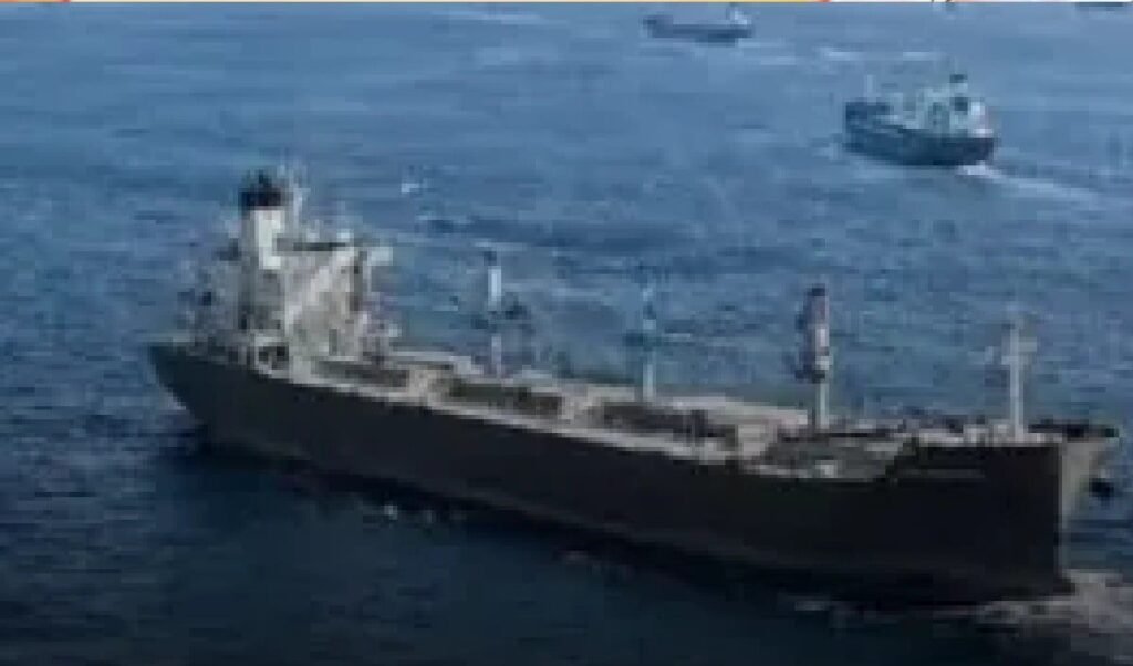 Oman के पास US Navy पर हमले का आरोप, 24 Indian Sailors को लेकर डूब रहे जहाज में हड़कंप Oman के पास US Navy पर हमले का आरोप, 24 Indian Sailors को लेकर डूब रहे जहाज में हड़कंप