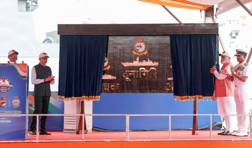 PM Modi ने Kolkata में Indian Navy को सौंपे 3 स्वदेशी Warships PM Modi ने Kolkata में Indian Navy को सौंपे 3 स्वदेशी Warships