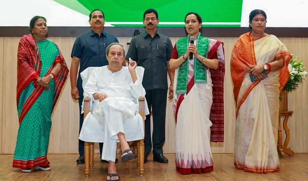 Pandian Family के प्रति फिर उमड़ा Naveen Patnaik का प्यार, क्या BJD की कमान संभालेंगी Sujata Rout Karthikeyan?