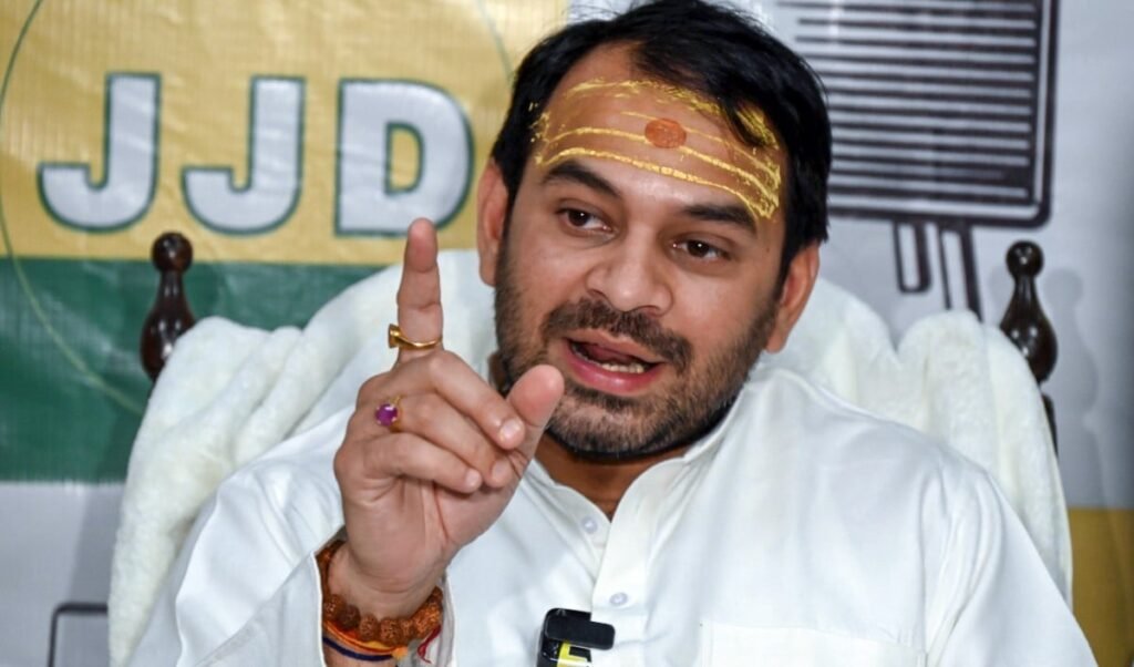 Patna में Tej Pratap Yadav के घर से 20 लाख Cash और Gold चोरी; PA पर FIR, जांच शुरू Patna में Tej Pratap Yadav के घर से 20 लाख Cash और Gold चोरी; PA पर FIR, जांच शुरू