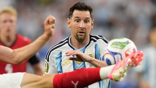 Quote of the day by Messi: ‘I try not to let the criticism or the praise affect me too much in my day-to-day life’ Quote of the day by Messi: ‘I try not to let the criticism or the praise affect me too much in my day-to-day life’