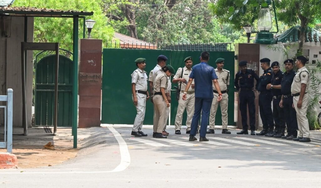 RJD का सियासी गढ़ 10 Circular Road खाली! Rabri Devi के आवास से हटे CCTV RJD का सियासी गढ़ 10 Circular Road खाली! Rabri Devi के आवास से हटे CCTV