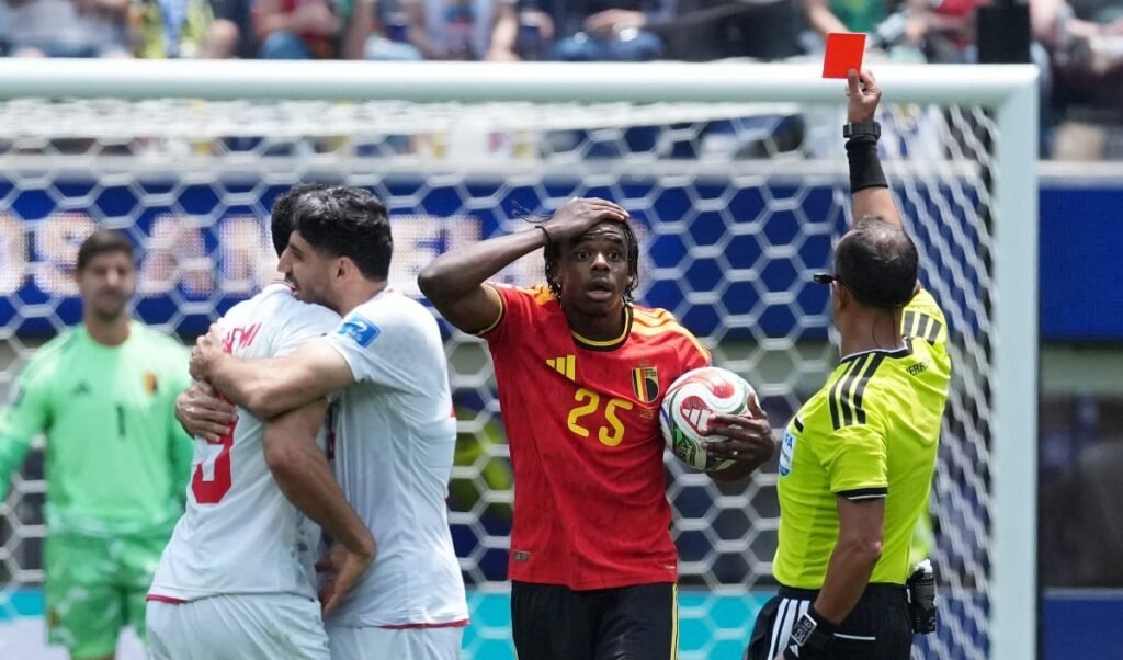 Red Card ने बढ़ाया World Cup का रोमांच, 10 खिलाड़ियों की Belgium ने ईरान को गोल नहीं करने दिया Red Card ने बढ़ाया World Cup का रोमांच, 10 खिलाड़ियों की Belgium ने ईरान को गोल नहीं करने दिया