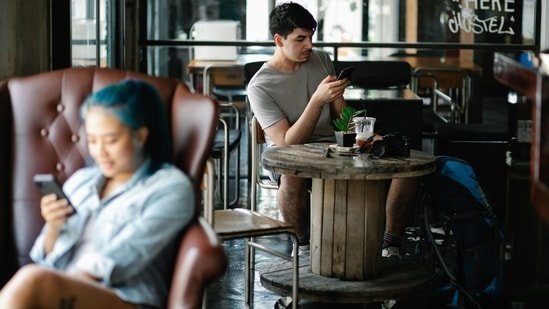 Screen time and fatigue: Lifestyle expert explains importance of digital detox for eye health and better sleep Screen time and fatigue: Lifestyle expert explains importance of digital detox for eye health and better sleep