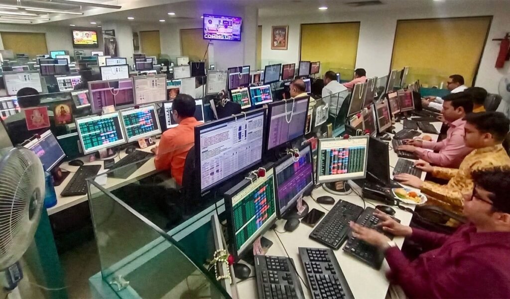 Stock Market में UP का जलवा, South-West India फिसला! NSE रिपोर्ट ने खोले New Investors के राज Stock Market में UP का जलवा, South-West India फिसला! NSE रिपोर्ट ने खोले New Investors के राज