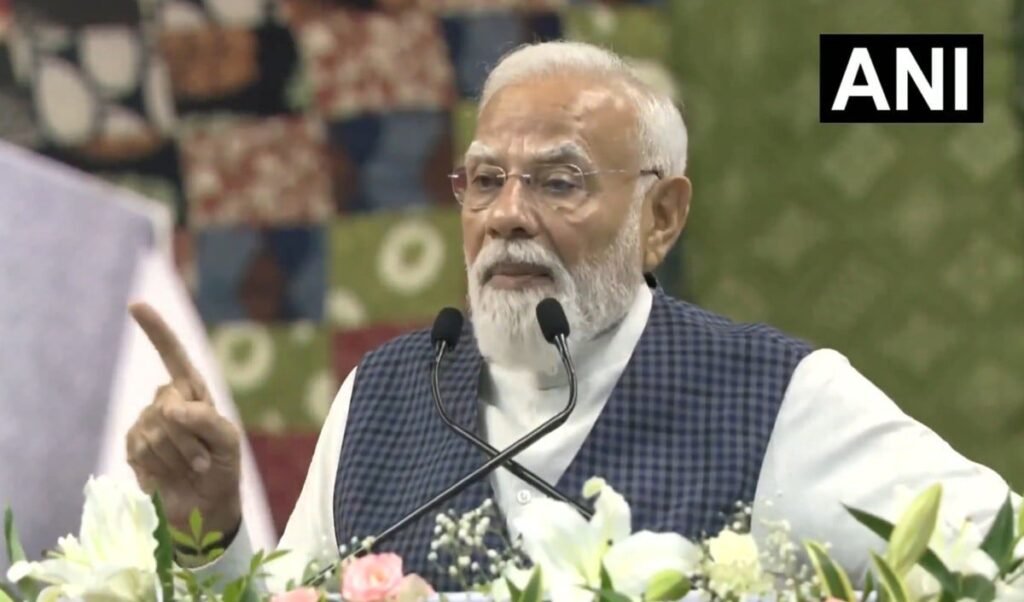 Surat से PM Modi का Rahul Gandhi पर बड़ा हमला, बोले- निराशावादी उड़ाते हैं ‘आत्मनिर्भर भारत’ का मजाक