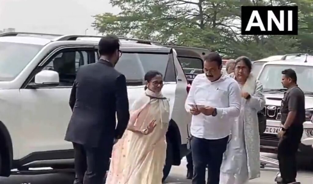TMC में बगावत की आग के बीच Delhi पहुंचीं Mamata, INDIA गठबंधन की बैठक पर सबकी नजर TMC में बगावत की आग के बीच Delhi पहुंचीं Mamata, INDIA गठबंधन की बैठक पर सबकी नजर