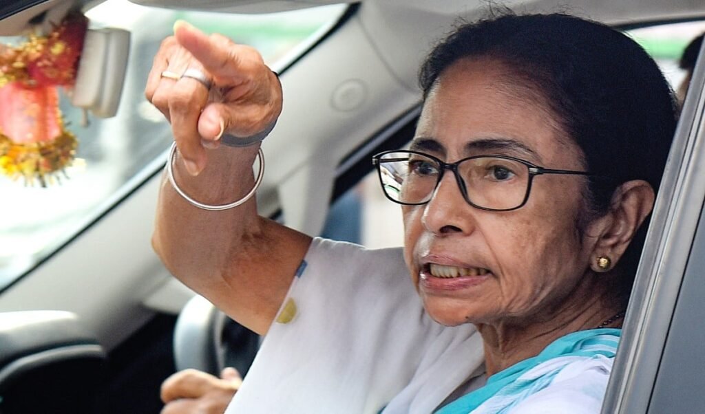 TMC में बड़ी बगावत की आहट! Mamata Banerjee के खिलाफ ‘असली तृणमूल’ गुट सक्रिय, क्या बंगाल में दोहराया जाएगा महाराष्ट्र का खेल? TMC में बड़ी बगावत की आहट! Mamata Banerjee के खिलाफ ‘असली तृणमूल’ गुट सक्रिय, क्या बंगाल में दोहराया जाएगा महाराष्ट्र का खेल?