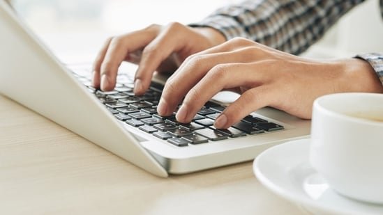 Tapping and scrolling on your phone all day? Surgeon shares 7 warning signs of ‘text claw’ and 10 prevention tips Tapping and scrolling on your phone all day? Surgeon shares 7 warning signs of ‘text claw’ and 10 prevention tips