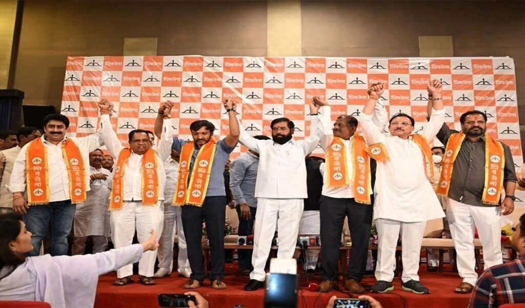 Uddhav Thackeray को Lok Sabha में तगड़ा झटका, 6 सांसदों ने छोड़ा साथ, Eknath Shinde कैंप में शामिल Uddhav Thackeray को Lok Sabha में तगड़ा झटका, 6 सांसदों ने छोड़ा साथ, Eknath Shinde कैंप में शामिल