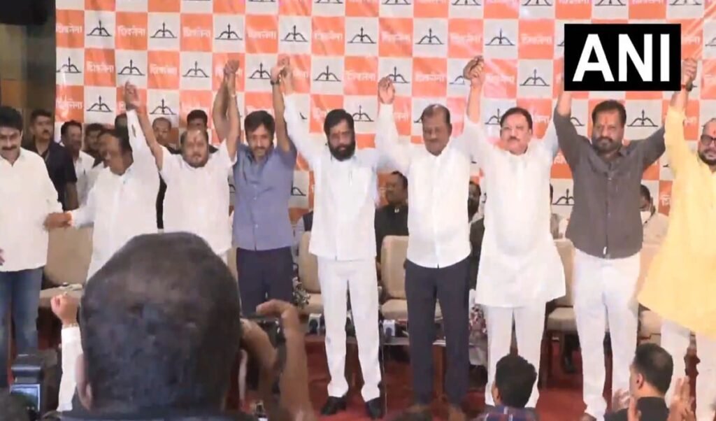 Uddhav Thackeray को बड़ा झटका, Shinde खेमे में 6 MPs शामिल Uddhav Thackeray को बड़ा झटका, Shinde खेमे में 6 MPs शामिल