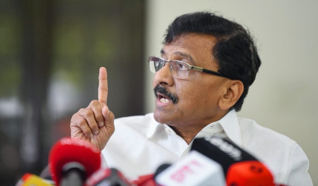 Uddhav को तगड़ा झटका, 6 सांसदों के पाला बदलते ही Sanjay Raut का गुस्सा, बोले- Eknath Shinde ने गद्दारों को जन्म दिया Uddhav को तगड़ा झटका, 6 सांसदों के पाला बदलते ही Sanjay Raut का गुस्सा, बोले- Eknath Shinde ने गद्दारों को जन्म दिया