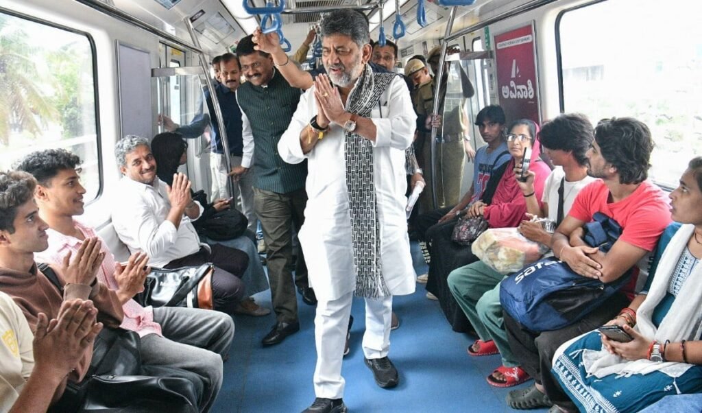 VIP काफिला छोड़ Metro में CM DK Shivakumar, LPG की बढ़ती कीमतों पर दिया बड़ा बयान VIP काफिला छोड़ Metro में CM DK Shivakumar, LPG की बढ़ती कीमतों पर दिया बड़ा बयान
