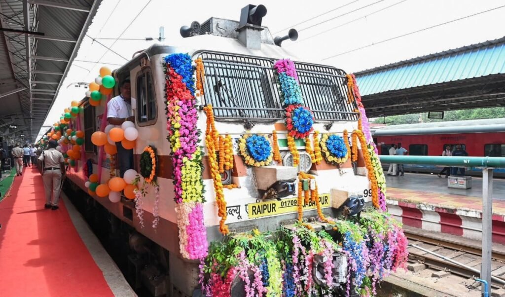 Vande Bharat जैसी स्पीड में दौड़ेगी 400 Mail/Express Trains, Railway का शानदार प्लान!