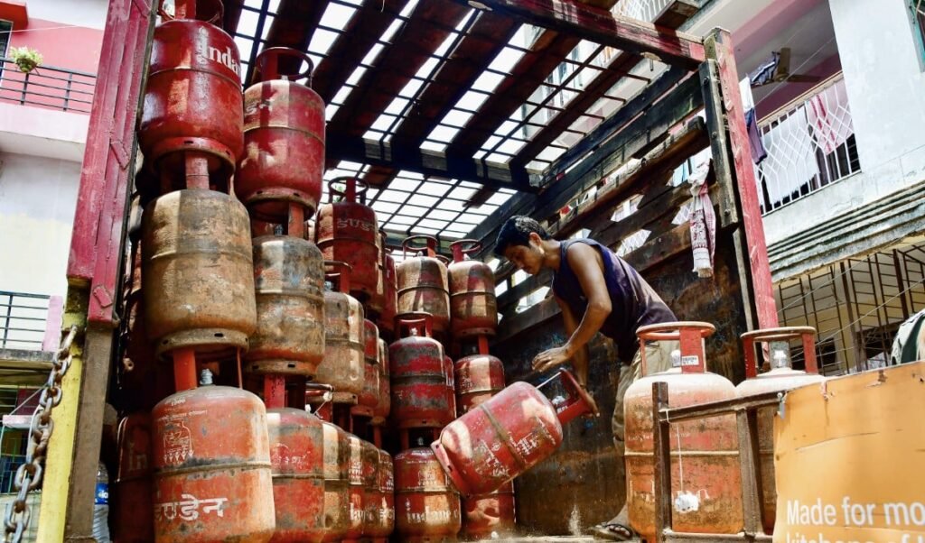 West Asia हालात सुधरे, Centre ने Commercial LPG की सभी पाबंदियां हटाईं, Industry को राहत