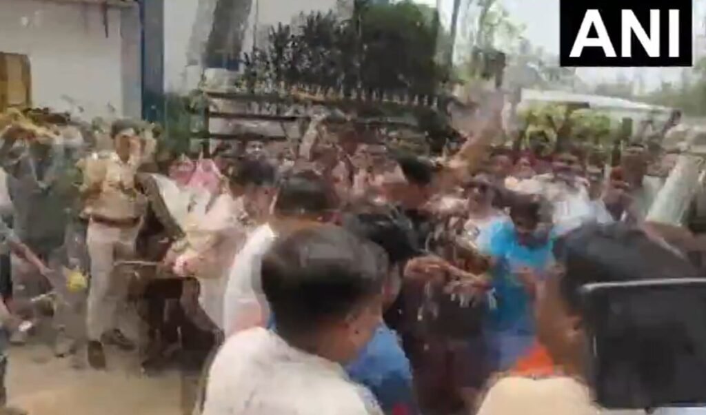 West Bengal Politics: वसूली के आरोपी TMC नेता पर फेंके गए अंडे, Durgapur में जमकर हुआ हंगामा