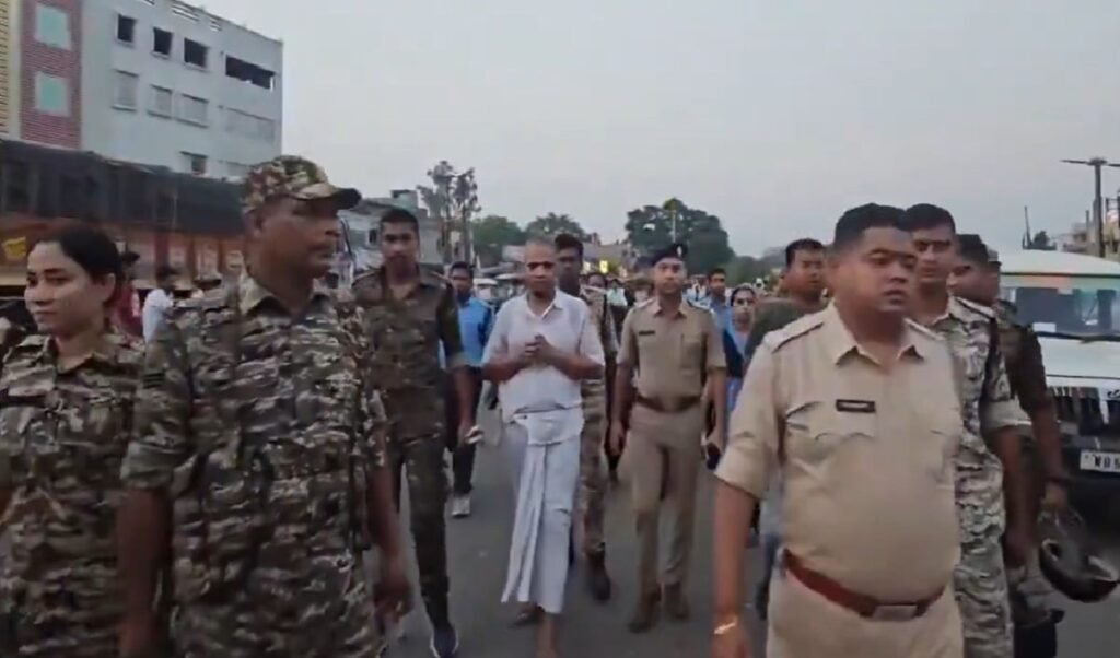 West Bengal: कमर पर रस्सी, हाथ जोड़े… Malda में TMC के पूर्व बाहुबली नेता बकुल शेख को सरेआम घुमाया गया
