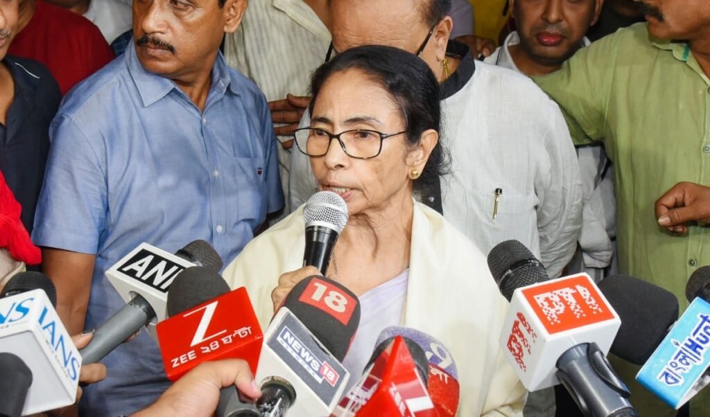 West Bengal की सत्ता के बाद Mamata Banerjee के हाथ से पार्टी भी गई! 60 विधायकों वाला विद्रोही गुट अब TMC के चुनाव चिह्न पर ठोंक सकता है दावा