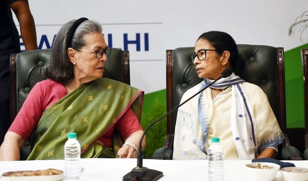 West Bengal में सियासी संकट के बीच TMC-Congress Merger की चर्चा, पार्टी ने कहा- ये सिर्फ अफवाह West Bengal में सियासी संकट के बीच TMC-Congress Merger की चर्चा, पार्टी ने कहा- ये सिर्फ अफवाह