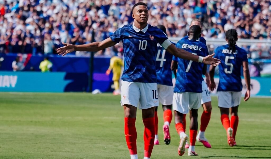 World Cup में Kylian Mbappé का धमाका, Giroud को पछाड़ बने France के Top Scorer World Cup में Kylian Mbappé का धमाका, Giroud को पछाड़ बने France के Top Scorer