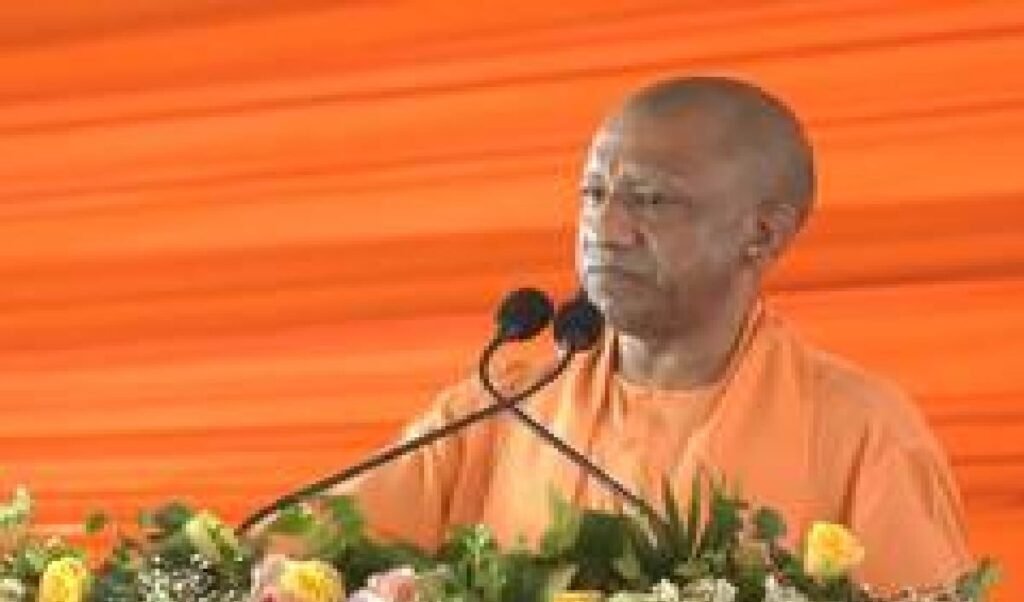 Yogi Adityanath Full Action में, Agra में अफसरों को चेतावनी- घटिया काम पर दर्ज होगी FIR