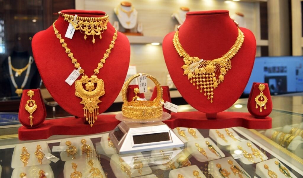 gold prices fall indian households sell 50 tonnes of old jewellery amid recession fears