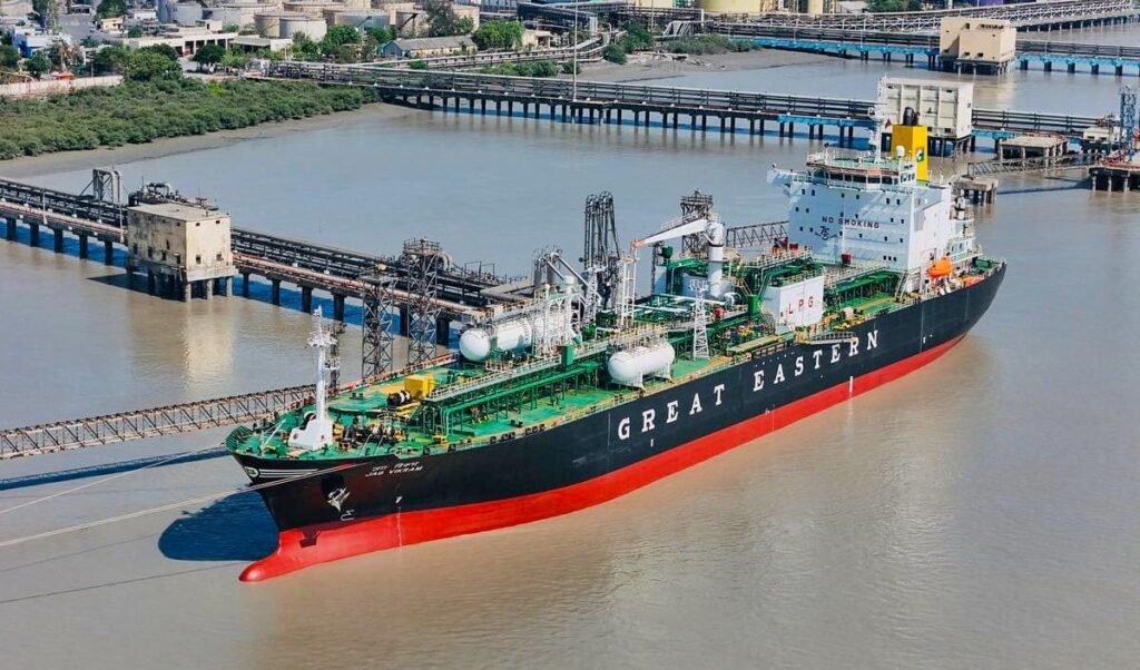 iran closes strait of hormuz again crude oil prices cross asia stock markets reach record highs