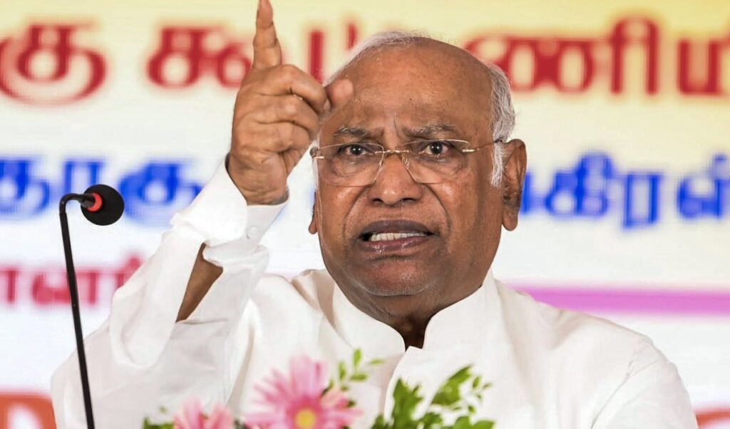 अपनी कुर्सी से चिपके हैं धर्मेंद्र प्रधान, मल्लिकार्जुन खड़गे का शिक्षा मंत्री पर हमला, मांगा इस्तीफा अपनी कुर्सी से चिपके हैं धर्मेंद्र प्रधान, मल्लिकार्जुन खड़गे का शिक्षा मंत्री पर हमला, मांगा इस्तीफा