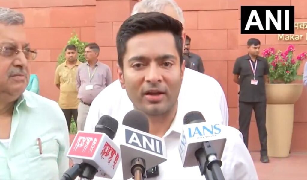 अभिषेक बनर्जी ने Lok Sabha Speaker को सौंपी 20 अयोग्यता याचिकाएं, बोले- बागी सांसदों ने बेची ईमानदारी अभिषेक बनर्जी ने Lok Sabha Speaker को सौंपी 20 अयोग्यता याचिकाएं, बोले- बागी सांसदों ने बेची ईमानदारी