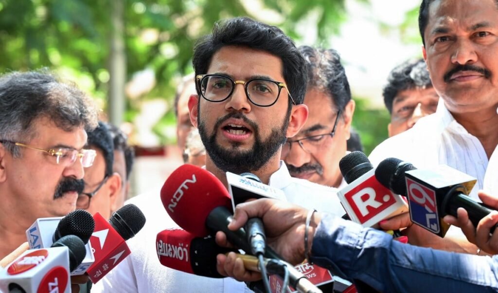 आपकी वफ़ादारी बिकाऊ है! Aaditya Thackeray का बागियों पर सीधा हमला, बोले- Shiv Sena UBT को धोखा आपकी वफ़ादारी बिकाऊ है! Aaditya Thackeray का बागियों पर सीधा हमला, बोले- Shiv Sena UBT को धोखा