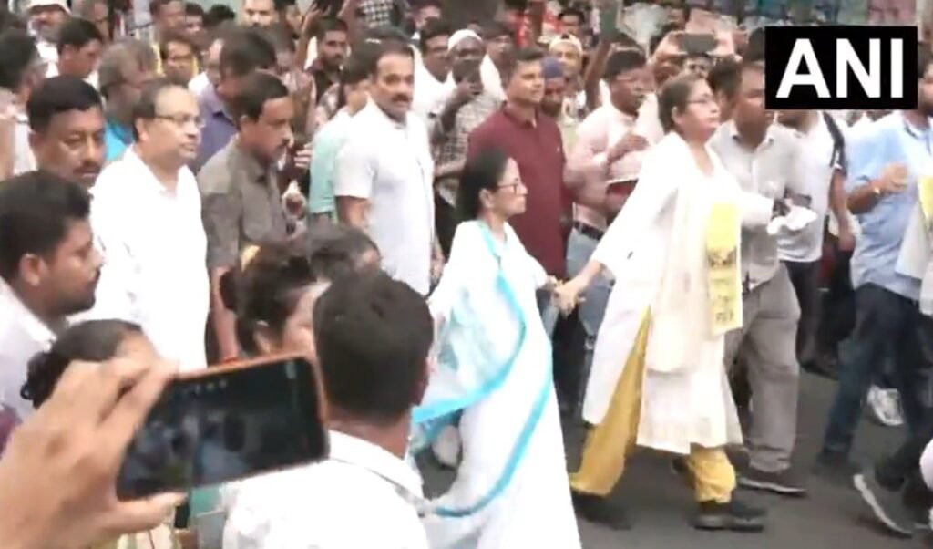 एक तरफ TMC में बगावत, दूसरी ओर Kolkata में हॉकर मार्च, क्या है Mamata Banerjee का सियासी गेम? एक तरफ TMC में बगावत, दूसरी ओर Kolkata में हॉकर मार्च, क्या है Mamata Banerjee का सियासी गेम?