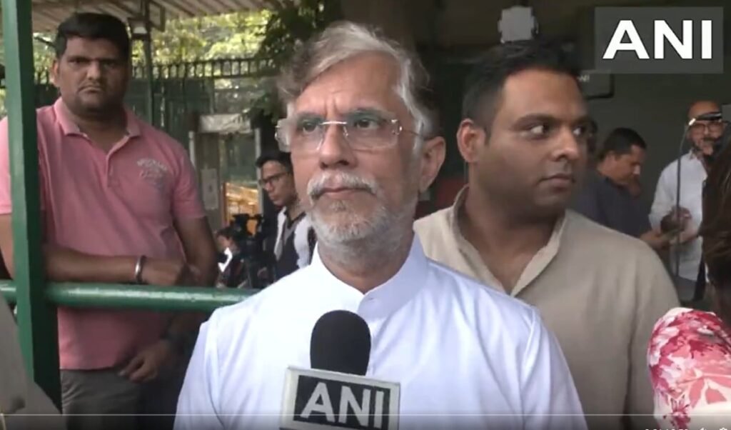 ‘ऑपरेशन कीचड़’ से क्या संविधान बदलना चाहती है BJP? Pawan Khera ने Modi सरकार को घेरा ‘ऑपरेशन कीचड़’ से क्या संविधान बदलना चाहती है BJP? Pawan Khera ने Modi सरकार को घेरा