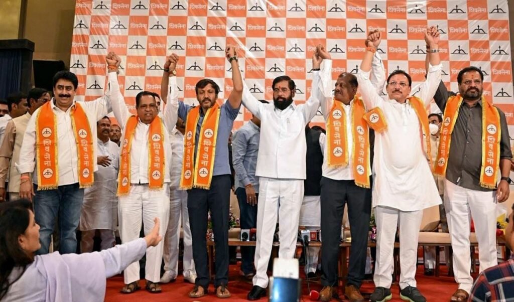 कानून का चकमा देने का अनैतिक खेल है दल बदल