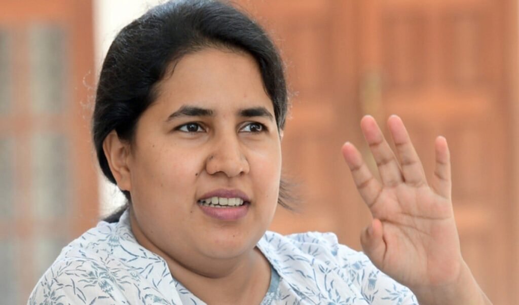 केरल CM की बेटी पर ED का शिकंजा, Veena Vijayan को Money Laundering केस में नया समन