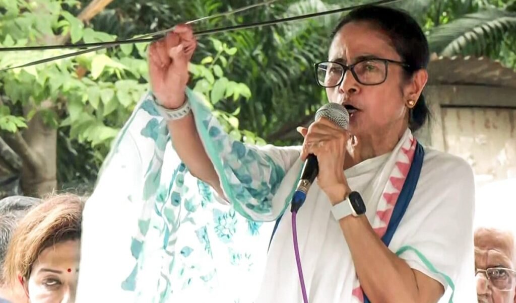 क्या खत्म हो जाएगी Mamata की TMC? 28 में से 22 सांसदों की बगावत, Lok Sabha Speaker से करेंगे मुलाकात क्या खत्म हो जाएगी Mamata की TMC? 28 में से 22 सांसदों की बगावत, Lok Sabha Speaker से करेंगे मुलाकात