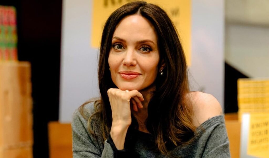 क्यों 10 साल से Single हैं Angelina Jolie? Brad Pitt से तलाक पर अब तोड़ी चुप्पी, किया बड़ा खुलासा क्यों 10 साल से Single हैं Angelina Jolie? Brad Pitt से तलाक पर अब तोड़ी चुप्पी, किया बड़ा खुलासा