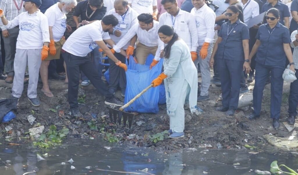 जन-भागीदारी से बदलेगी Yamuna की तस्वीर! दिल्ली के 28 घाटों पर मेगा सफाई अभियान जन-भागीदारी से बदलेगी Yamuna की तस्वीर! दिल्ली के 28 घाटों पर मेगा सफाई अभियान