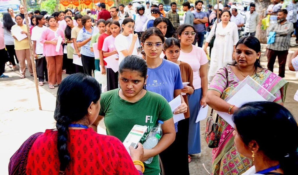 टूटते भरोसे के वेंटिलेटर पर देश की परीक्षा व्यवस्था