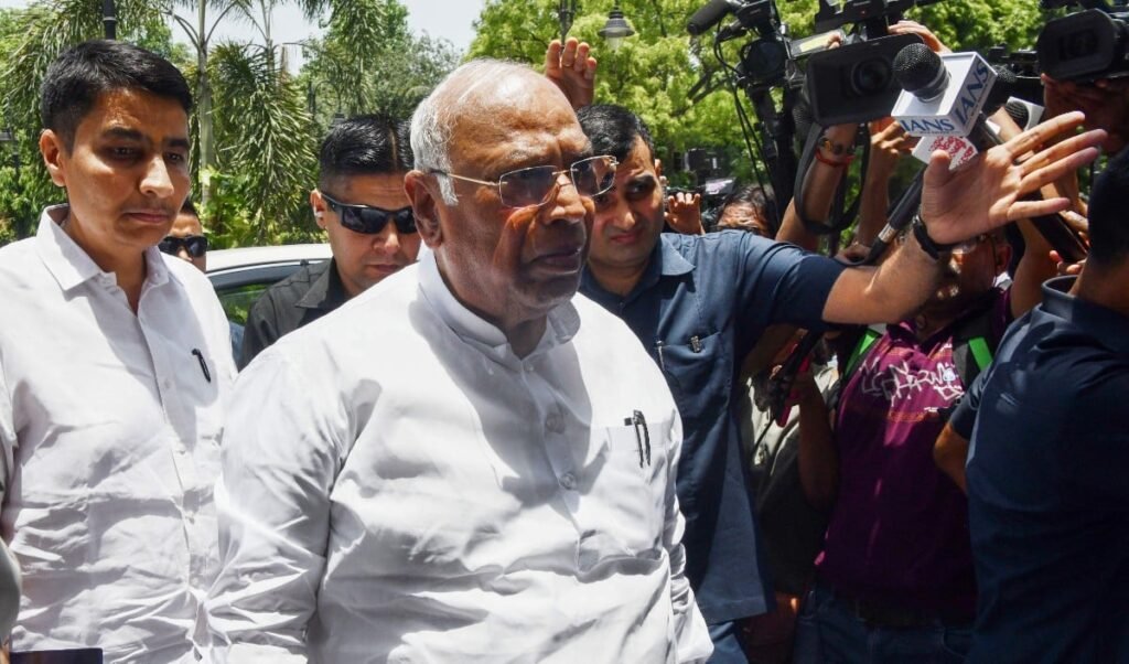 ‘तुम निकम्मे लोग, यहाँ व्यक्ति पूजा नहीं होती’, DK Shivakumar के समर्थकों पर भड़के मल्लिकार्जुन खड़गे, भाजपा का तीखा तंज | Video Viral ‘तुम निकम्मे लोग, यहाँ व्यक्ति पूजा नहीं होती’, DK Shivakumar के समर्थकों पर भड़के मल्लिकार्जुन खड़गे, भाजपा का तीखा तंज | Video Viral